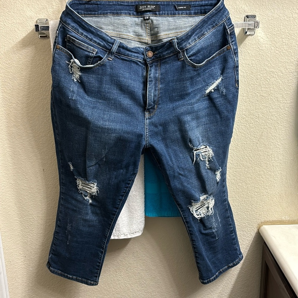 Judy Blue 18w Capri fit jeans distressed